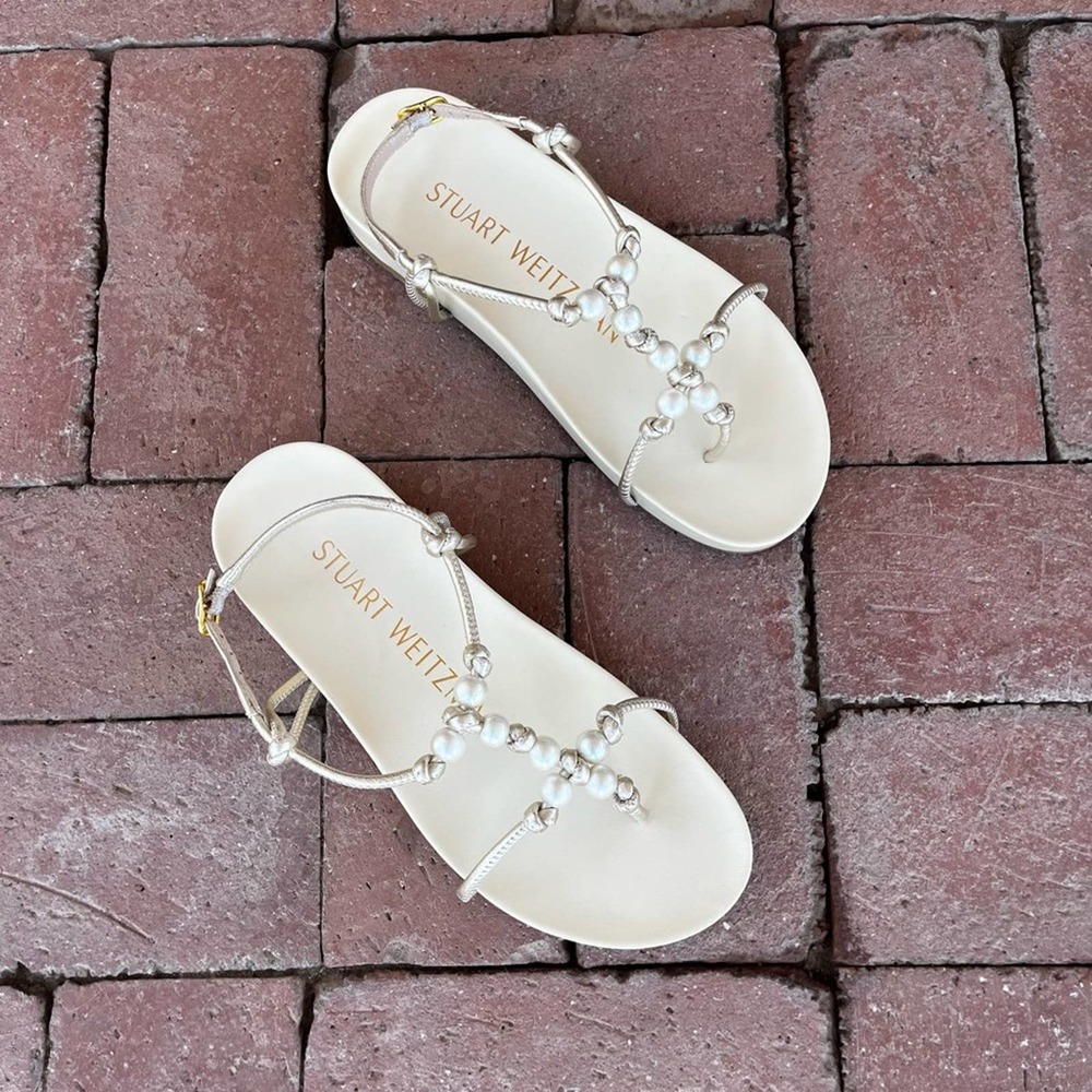 STUART WEITZMAN Pearl Knot Metallic Leather Flat Sandals in Platino